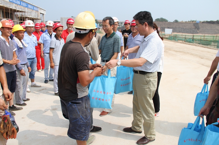 2016-8-3市總工會(huì)慰問(wèn) 053.jpg