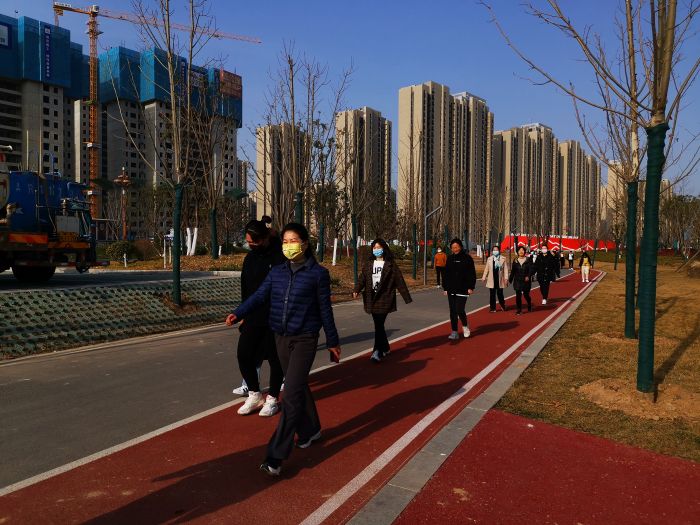 集團(tuán)開展迎三八健步走活動 (1).jpg